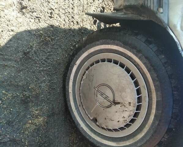 Сірий Опель Рекорд, об'ємом двигуна 2 л та пробігом 1000 тис. км за 366 $, фото 4 на Automoto.ua