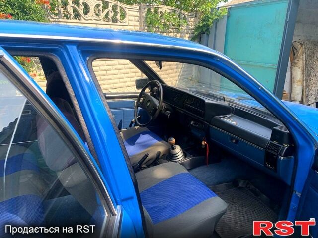 Синий Опель Рекорд, объемом двигателя 2 л и пробегом 200 тыс. км за 1500 $, фото 5 на Automoto.ua