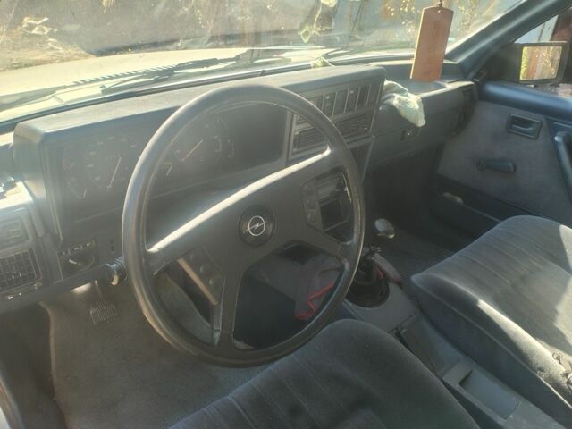 Синій Опель Рекорд, об'ємом двигуна 2.2 л та пробігом 30 тис. км за 700 $, фото 4 на Automoto.ua