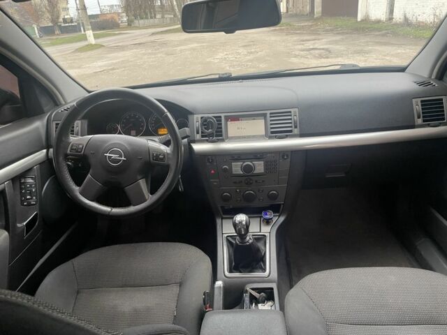 Черный Опель Сигнум, объемом двигателя 2.2 л и пробегом 261 тыс. км за 4400 $, фото 6 на Automoto.ua