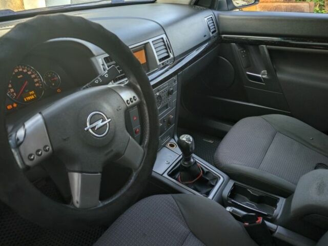 Серый Опель Сигнум, объемом двигателя 2.2 л и пробегом 400 тыс. км за 2600 $, фото 4 на Automoto.ua