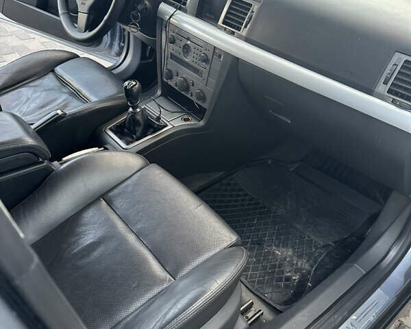 Серый Опель Сигнум, объемом двигателя 2.2 л и пробегом 342 тыс. км за 3500 $, фото 8 на Automoto.ua