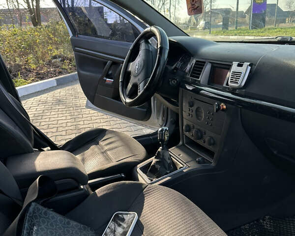 Серый Опель Сигнум, объемом двигателя 2.17 л и пробегом 330 тыс. км за 2500 $, фото 9 на Automoto.ua