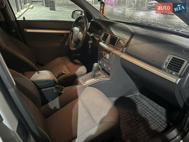 Серый Опель Сигнум, объемом двигателя 2.2 л и пробегом 251 тыс. км за 4700 $, фото 4 на Automoto.ua