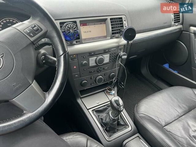 Серый Опель Сигнум, объемом двигателя 1.91 л и пробегом 395 тыс. км за 5000 $, фото 12 на Automoto.ua