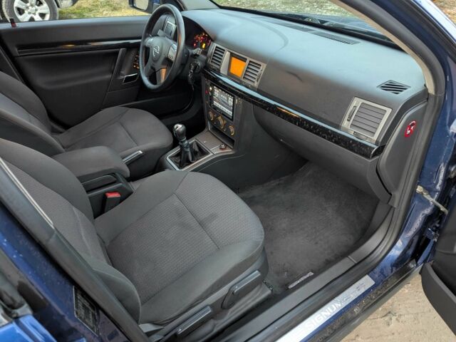 Синий Опель Сигнум, объемом двигателя 2.2 л и пробегом 180 тыс. км за 1999 $, фото 18 на Automoto.ua