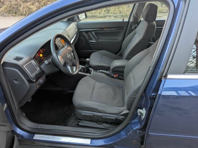 Синий Опель Сигнум, объемом двигателя 2.2 л и пробегом 180 тыс. км за 1999 $, фото 13 на Automoto.ua