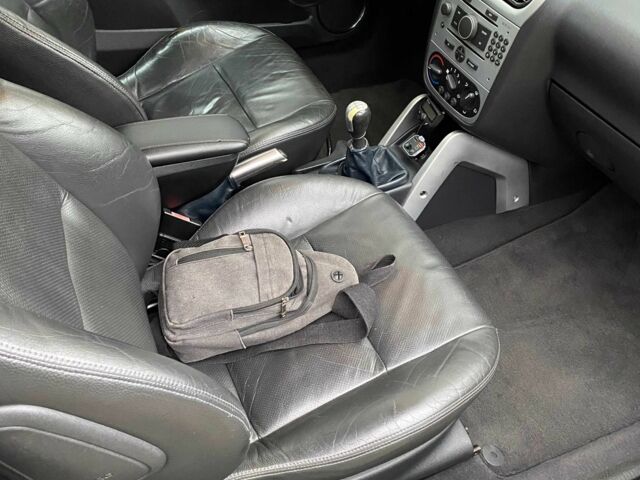 Черный Опель Тигра, объемом двигателя 1.8 л и пробегом 167 тыс. км за 5000 $, фото 17 на Automoto.ua