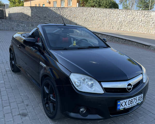 Черный Опель Тигра, объемом двигателя 1.25 л и пробегом 185 тыс. км за 4000 $, фото 2 на Automoto.ua