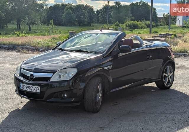 Черный Опель Тигра, объемом двигателя 1.36 л и пробегом 162 тыс. км за 4200 $, фото 1 на Automoto.ua