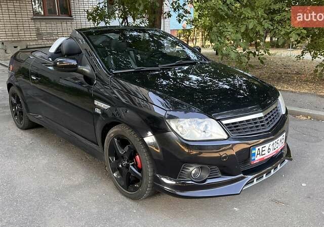 Черный Опель Тигра, объемом двигателя 1.36 л и пробегом 143 тыс. км за 5200 $, фото 2 на Automoto.ua
