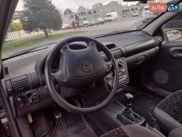 Чорний Опель Тігра, об'ємом двигуна 1.4 л та пробігом 260 тис. км за 2000 $, фото 16 на Automoto.ua
