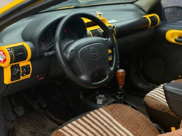 Желтый Опель Тигра, объемом двигателя 1.4 л и пробегом 180 тыс. км за 1350 $, фото 6 на Automoto.ua