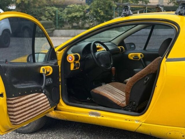 Желтый Опель Тигра, объемом двигателя 1.4 л и пробегом 180 тыс. км за 1350 $, фото 5 на Automoto.ua