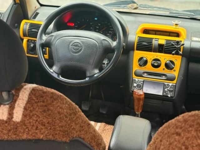 Желтый Опель Тигра, объемом двигателя 1.4 л и пробегом 180 тыс. км за 1350 $, фото 10 на Automoto.ua