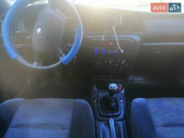 Синий Опель Вектра Б, объемом двигателя 1.6 л и пробегом 208 тыс. км за 3000 $, фото 6 на Automoto.ua