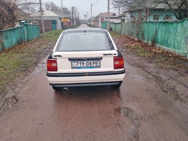 Белый Опель Вектра, объемом двигателя 1.6 л и пробегом 1 тыс. км за 1000 $, фото 3 на Automoto.ua