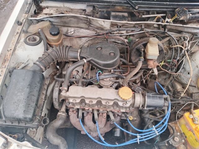 Белый Опель Вектра, объемом двигателя 1.6 л и пробегом 1 тыс. км за 1000 $, фото 4 на Automoto.ua