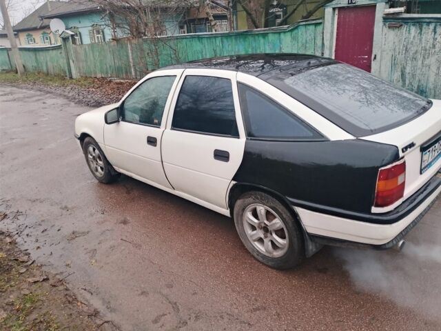 Белый Опель Вектра, объемом двигателя 1.6 л и пробегом 1 тыс. км за 1000 $, фото 2 на Automoto.ua