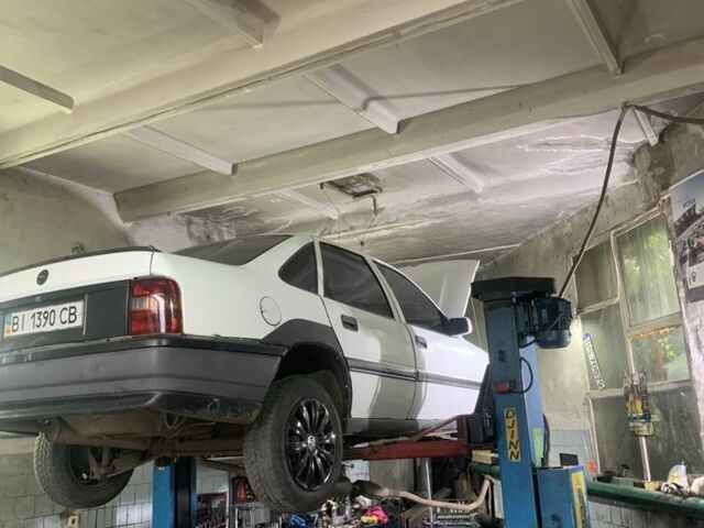 Белый Опель Вектра, объемом двигателя 1.6 л и пробегом 1000 тыс. км за 758 $, фото 7 на Automoto.ua