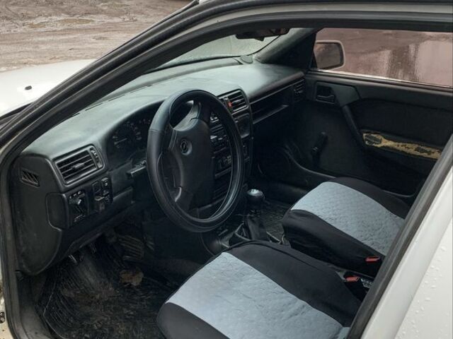 Белый Опель Вектра, объемом двигателя 1.6 л и пробегом 1000 тыс. км за 758 $, фото 2 на Automoto.ua