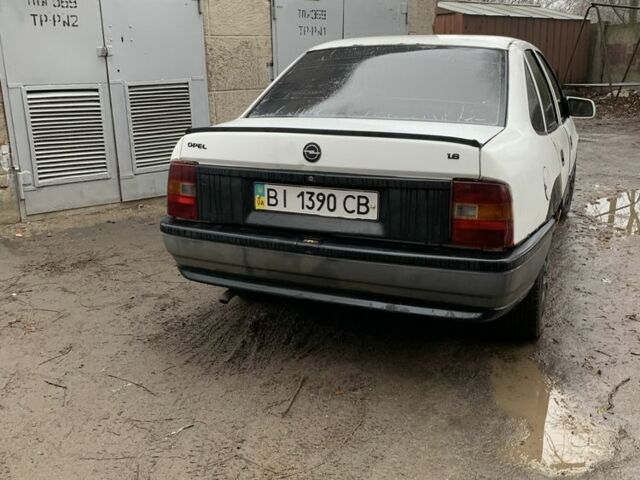 Белый Опель Вектра, объемом двигателя 1.6 л и пробегом 1000 тыс. км за 758 $, фото 3 на Automoto.ua