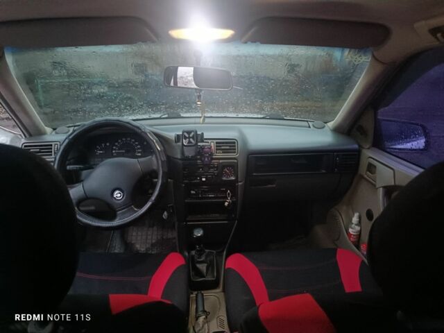 Білий Опель Вектра, об'ємом двигуна 1.8 л та пробігом 284 тис. км за 1400 $, фото 4 на Automoto.ua