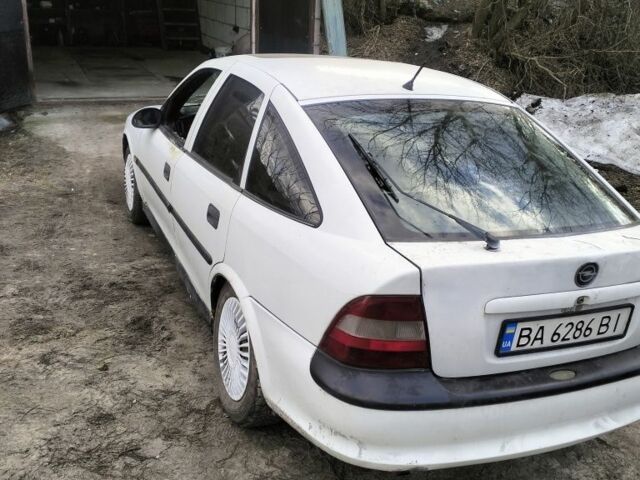 Белый Опель Вектра, объемом двигателя 1.6 л и пробегом 300 тыс. км за 600 $, фото 5 на Automoto.ua