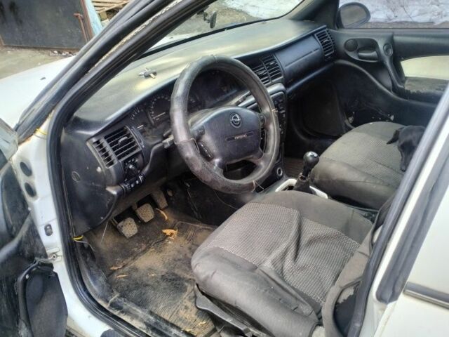 Белый Опель Вектра, объемом двигателя 1.6 л и пробегом 300 тыс. км за 600 $, фото 2 на Automoto.ua