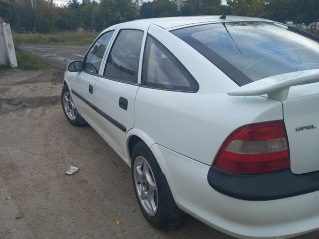 Білий Опель Вектра, об'ємом двигуна 1.6 л та пробігом 294 тис. км за 1900 $, фото 4 на Automoto.ua