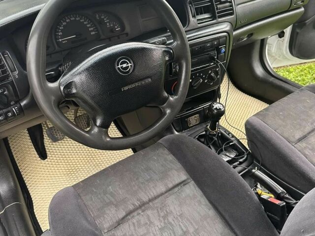 Белый Опель Вектра, объемом двигателя 2 л и пробегом 240 тыс. км за 1500 $, фото 6 на Automoto.ua