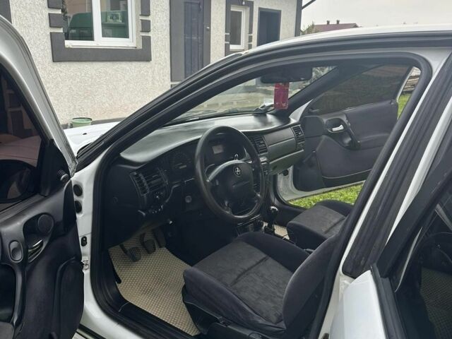 Белый Опель Вектра, объемом двигателя 2 л и пробегом 240 тыс. км за 1500 $, фото 4 на Automoto.ua