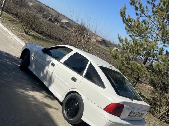 Белый Опель Вектра, объемом двигателя 1.8 л и пробегом 305 тыс. км за 1450 $, фото 9 на Automoto.ua