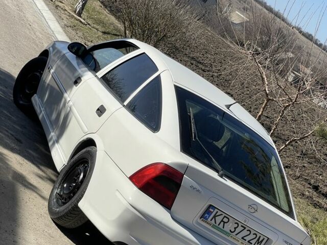 Белый Опель Вектра, объемом двигателя 1.8 л и пробегом 305 тыс. км за 1450 $, фото 2 на Automoto.ua