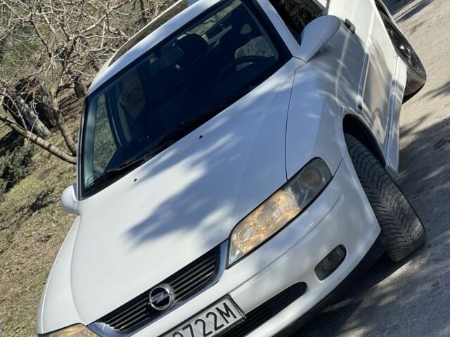 Белый Опель Вектра, объемом двигателя 1.8 л и пробегом 305 тыс. км за 1450 $, фото 1 на Automoto.ua