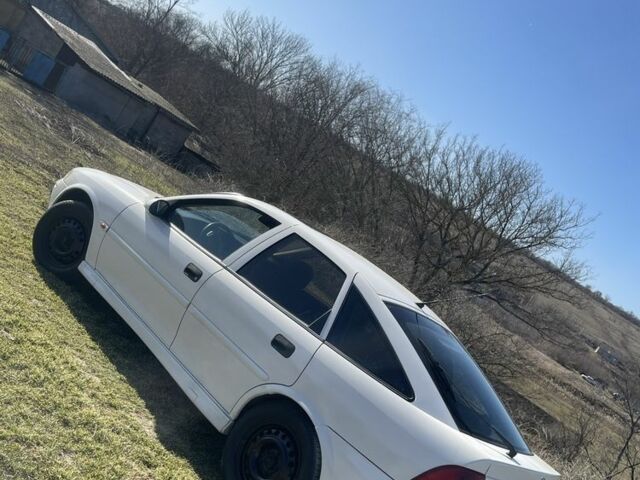 Белый Опель Вектра, объемом двигателя 1.8 л и пробегом 305 тыс. км за 1450 $, фото 12 на Automoto.ua