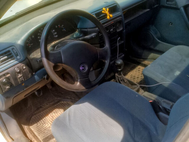 Белый Опель Вектра, объемом двигателя 1.6 л и пробегом 0 тыс. км за 850 $, фото 1 на Automoto.ua