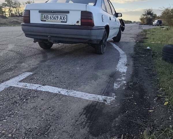 Белый Опель Вектра, объемом двигателя 1.7 л и пробегом 300 тыс. км за 1500 $, фото 1 на Automoto.ua