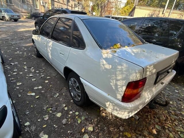 Белый Опель Вектра, объемом двигателя 2 л и пробегом 300 тыс. км за 800 $, фото 2 на Automoto.ua