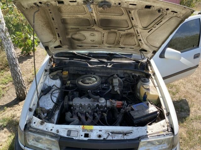 Белый Опель Вектра, объемом двигателя 1.4 л и пробегом 999 тыс. км за 1300 $, фото 7 на Automoto.ua