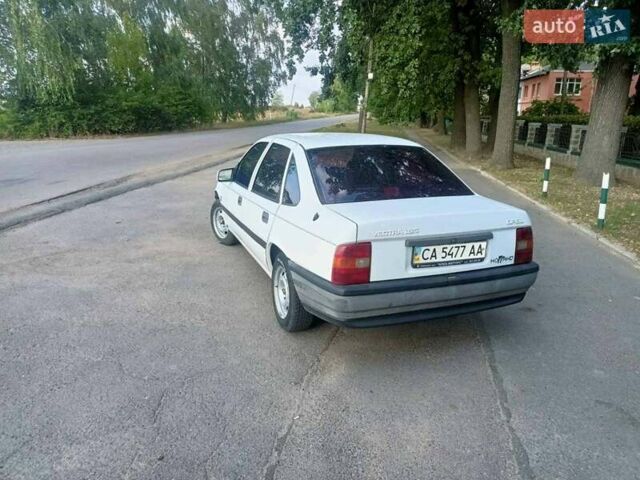Опель Вектра 1989 в Умани на Automoto.ua Белый Опель Вектра, объемом двигателя 1.6 л и пробегом 300 тыс. км за 1700 $, фото 4 на Automoto.ua