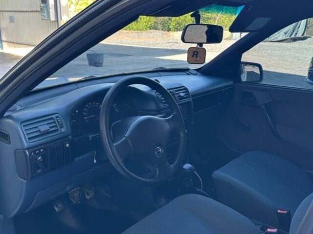 Белый Опель Вектра, объемом двигателя 1.8 л и пробегом 200 тыс. км за 1100 $, фото 3 на Automoto.ua