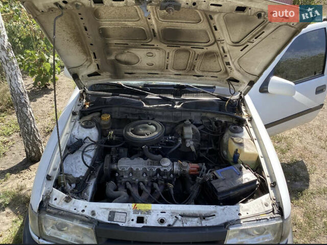 Белый Опель Вектра, объемом двигателя 1.4 л и пробегом 650 тыс. км за 1100 $, фото 7 на Automoto.ua