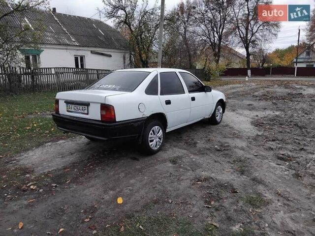 Белый Опель Вектра, объемом двигателя 2 л и пробегом 350 тыс. км за 720 $, фото 10 на Automoto.ua