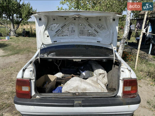 Белый Опель Вектра, объемом двигателя 1.4 л и пробегом 650 тыс. км за 1100 $, фото 4 на Automoto.ua