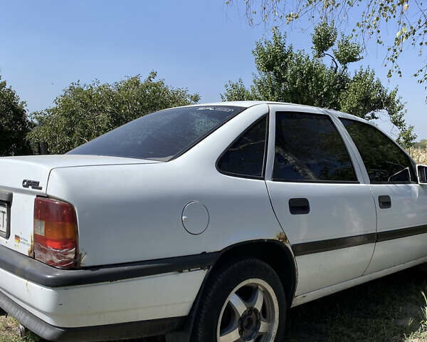 Белый Опель Вектра, объемом двигателя 1.4 л и пробегом 650 тыс. км за 1100 $, фото 6 на Automoto.ua