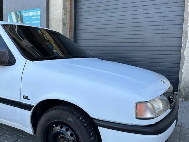 Белый Опель Вектра, объемом двигателя 1.8 л и пробегом 200 тыс. км за 1100 $, фото 9 на Automoto.ua