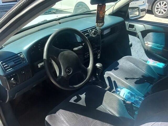 Белый Опель Вектра, объемом двигателя 0 л и пробегом 300 тыс. км за 700 $, фото 2 на Automoto.ua