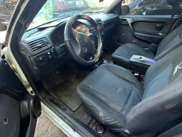 Белый Опель Вектра, объемом двигателя 2 л и пробегом 300 тыс. км за 800 $, фото 5 на Automoto.ua