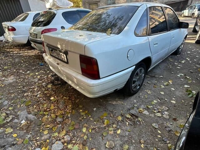 Белый Опель Вектра, объемом двигателя 2 л и пробегом 300 тыс. км за 800 $, фото 1 на Automoto.ua